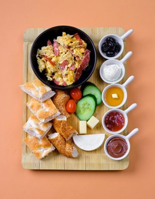 Turks_ontbijt-Ekmekci-scaled-q46boqp7izsx35takfw6hbicqjiceo2zdha6944tts (1)